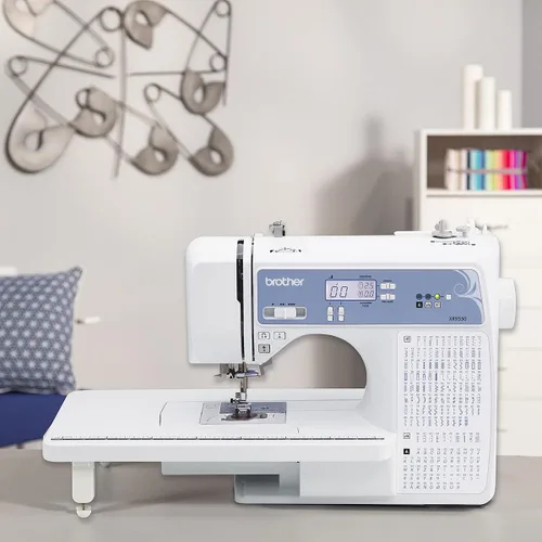 Vista 3 de Brother Máquina de coser y acolchar, computarizada, 165 puntadas integradas, pantalla LCD, mesa ancha, 8 pies prensatelas incluidos, blanco, 20x12x17