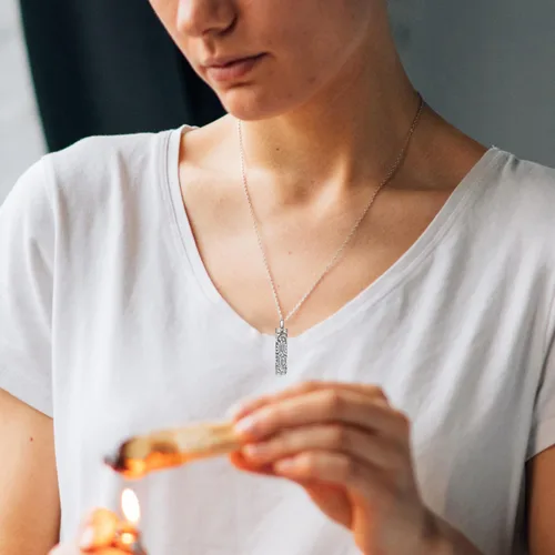 Vista 3 de Fryneauy Collar de urna celta de flores, barra cilíndrica, collar de urna en forma de corazón para cenizas, collar con colgante de plata de ley 925