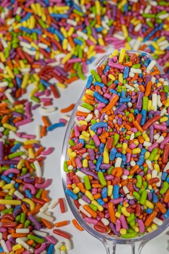 Vista 4 de Chispas de arco iris 100% naturales: color natural, sin lácteos, sin nueces, sin gluten, sin soya, vegano, sin huevo y kosher, 1.5 libras