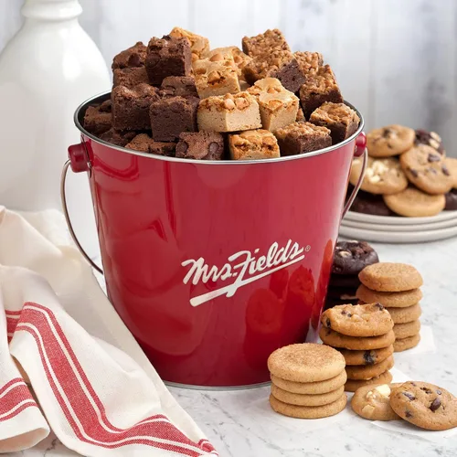 Vista 2 de Mrs. Fields - Cubeta Signature Heritage, surtido con 48 galletas Nibblers tamaño bocado en nuestros 5 sabores exclusivos y 4 barras de brownie
