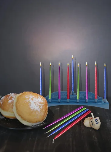 Vista 4 de Ner Mitzvah Blue Candle Menorah - Se adapta a todas las velas estándar de Janucá - Diseño clásico de pared