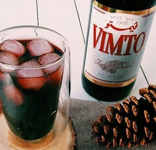 Vista 5 de Concentrado de jarabe de frutas con sabor a fruta cordial para bebidas y té, 1 botella de vidrio de 25 onzas líquidas. Compatible con jugo VIMTO