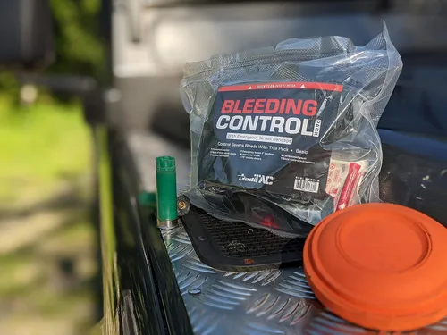 Vista 5 de MediTac Paquete básico de control de sangrado. Torniquete SWAT-T, vendaje de emergencia y apósito de gasa comprimida - Básico