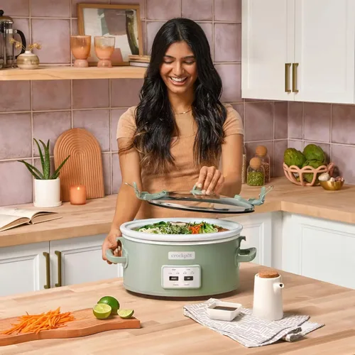 Vista 2 de Crock-Pot Olla de cocción lenta programable con tapa de cierre de 6 cuartos de galón para cocinar y transportar, color Moonshine Verde (Verde)