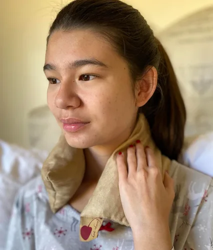 Vista 11 de Almohada de piedra de hueso de cereza de mezclilla azul para el cuello, compresa caliente/fría para microondas, paquete de calor húmedo sostenible