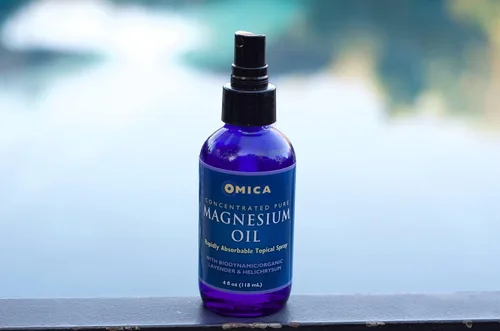 Vista 3 de Spray tópico de aceite de magnesio con hidrosoles biodinámicos de lavanda e romero (4 onzas)