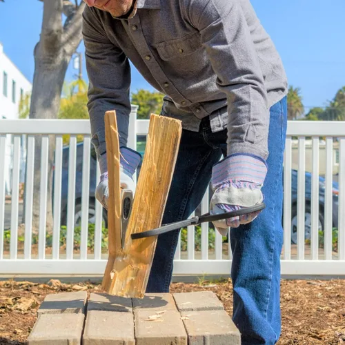 Vista 4 de Herramienta divisora de madera KindleSafe Gripper Soporte de madera para leña que ayuda a prevenir lesiones mientras se divide leña con escotillas