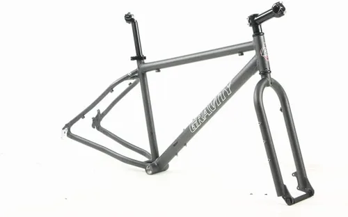Gravity Horquilla de marco de bicicleta gruesa para ruedas de 26 pulgadas con tija de sillín y abrazadera de tija de sillín para auriculares.