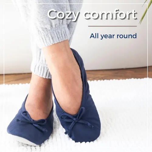 Vista 2 de Isotoner - Pantuflas estilo bailarina de satén para mujer con suave lazo de moño y suela de gamuza