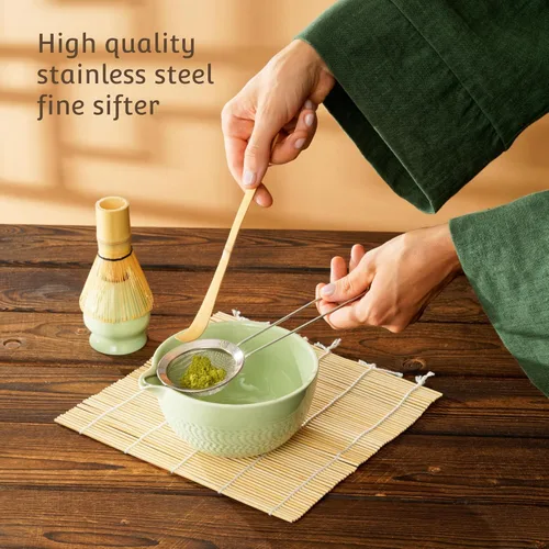 Vista 3 de Juego de batidor de matcha, cuenco de cerámica con boquilla, batidor de bambú, polvo de matcha ceremonial, guía de recetas, tamiz, soporte, cuchara
