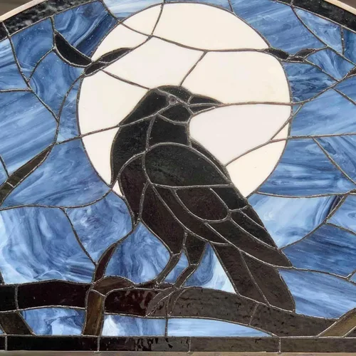 Vista 4 de Bieye W10098 - Panel de ventana estilo Tiffany con cuervo sentado en rama de árbol desnuda contra escena de luna llena para decoración de Halloween