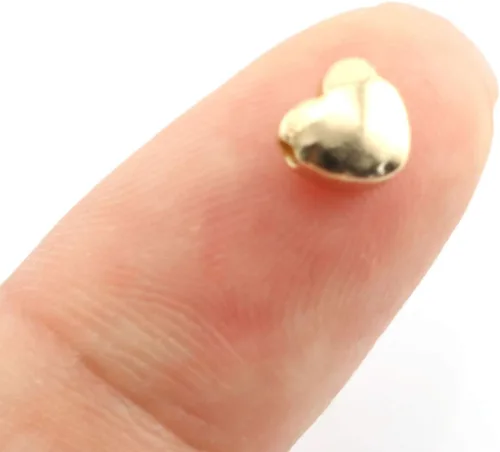 Vista 2 de Tegg Cuentas espaciadoras, 20 cuentas de metal chapadas en oro de 24 quilates en forma de corazón, cuentas sueltas para hacer joyas, pulseras