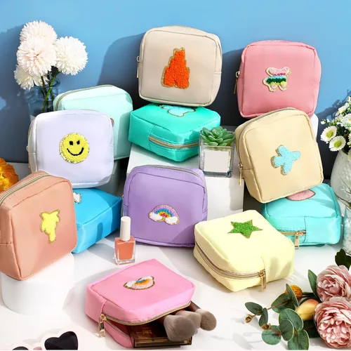 Vista 2 de Sumind 12 piezas de Navidad Preppy Patch bolsa de maquillaje a granel linda mini bolsa de regalo de nylon viaje cosméticos artículos de tocador