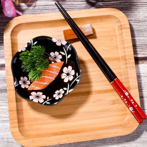 Vista 5 de Juego de 6 platos japoneses de salsa de soja Sakura negra para sushi, tazones de porcelana para salsa Negro HY