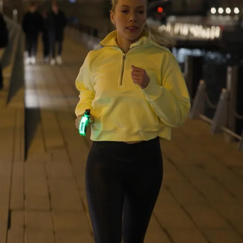 Vista 2 de SABRE Runner Pepper Gel para autodefensa con correa de mano LED ajustable para correr, luz siempre encendida o intermitente, ajuste ambidiestro