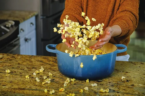 Vista 3 de Amish Country Popcorn Bolsa de 1 libra Granos de palomitas de maíz amarillo bebé Anticuado, sin OMG y sin gluten