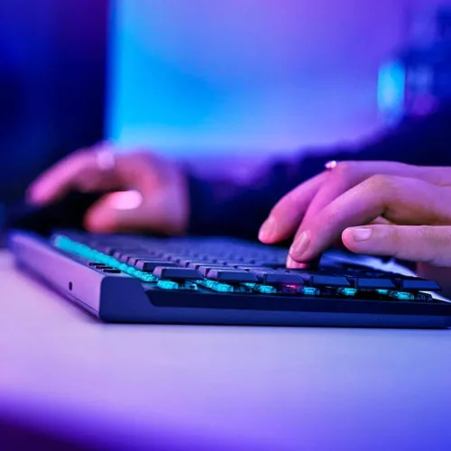 Vista 2 de Logitech G515 Teclado inalámbrico para juegos TKL, LIGHTSYNC RGB, diseño delgado Tenkeyless, teclas PBT Double-Shot, interruptores mecánicos Negro