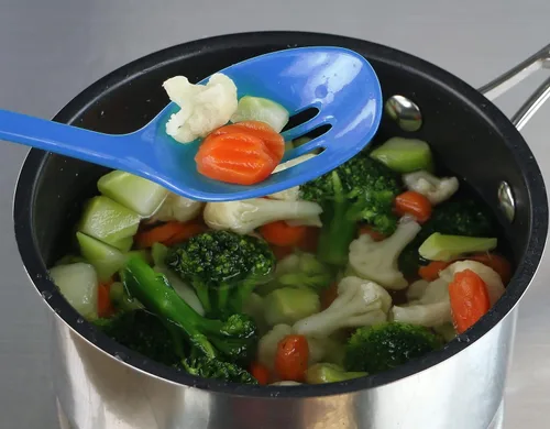 Vista 5 de Reston Lloyd Juego de utensilios de cocina 100% melamina, cucharón antiarañazos, cuchara, cuchara ranurada y espátula, fácil de sostener, juego