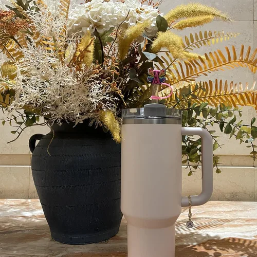 Vista 7 de Stanley - Juego de accesorios – 3 fundas para pajilla, 3 calcomanías de toalla con dije de letras para vaso Stanley de 40/30 onzas