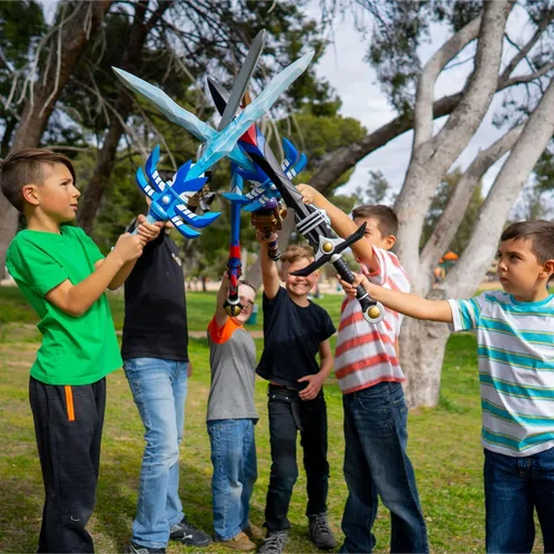 Vista 5 de Formidable Toys - Espadas de espuma de 32 pulgadas para niños, diferentes diseños para mezclar y combinar, espadas de juguetes
