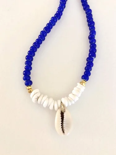 Vista 3 de Gargantilla de concha azul y blanca, cuentas comerciales africanas vintage azul cobalto, conchas de puka hawaianas, concha de caurí, collar
