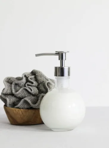 Vista 2 de Rail19 Moon Round - Dispensador de jabón de vidrio reciclado con bomba de metal, 8.5 onzas (Chrome Luxe)