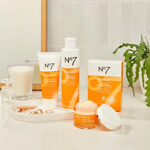 Vista 8 de The Boots No.7 Radiance+ Vitamina C Hidratante Diario, 1.6 onzas líquidas (paquete de 1)