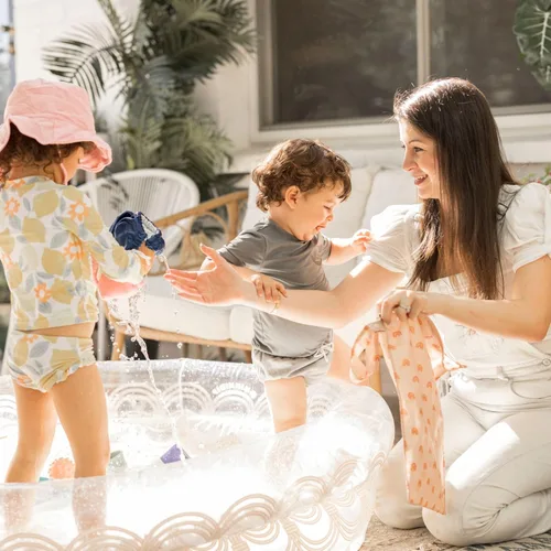 Vista 4 de Tiny Twinkle Bolsas a prueba de desorden para artículos húmedos 2 paquetes de bolsas impermeables reutilizables para trajes de baño Ropa de bebé