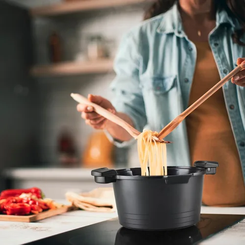 Vista 7 de Olla para pasta de 8.5 cuartos con tapa de colador, olla de aluminio fundido multipropósito, revestimiento de cerámica antiadherente que hace que