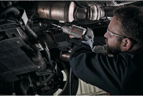 Vista 25 de Ingersoll Rand 2235TiMAX Llave de impacto neumática de 1/2 pulgada con salida de par de hasta 1,350 pies-libras