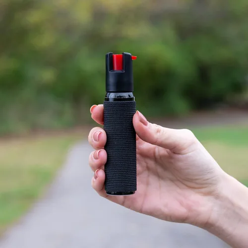 Vista 7 de SABRE Cyclist Pepper Spray con correa ajustable para bicicleta, 45 ráfagas, rango de 10 pies (9.8 ft), diseño de gancho y bucle extraíble para un