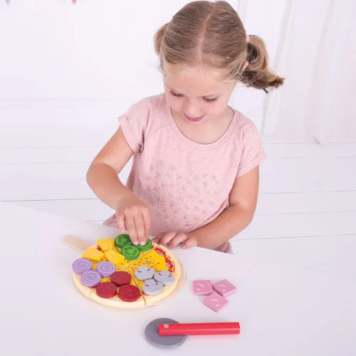 Vista 6 de Bigjigs Toys Pizza de corte de madera con coberturas de madera y rebanadora de pizza, juego de comida y juego de roles para niños