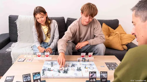 Vista 8 de Asmodee Star Wars: Juego de mesa Battle of Hoth - Comanda el ejército imperial o las fuerzas rebeldes en un juego de estrategia de miniaturas
