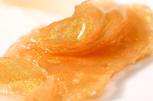 Vista 4 de LIQUE Cosmetics Shimmer - Mantequilla de labios con aceite batido, hecha con miel rica en nutrientes, aloe vera y vitamina C para labios secos