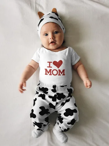 Vista 3 de Parche adhesivo con texto en inglés "I Heart Mom" para planchar con texto en inglés "I Love Mom" (Negro)