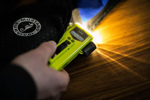 Vista 2 de La luz estroboscópica LED ACR Firefly PRO de grado militar cuenta con modos SOS y constante, aprobaciones SOLAS, USCG y MED, ofreciendo una