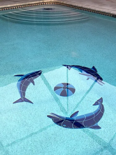 Vista 2 de Playing Dolphins - Mosaico de cerámica para piscina, color azul, 48 x 48 pulgadas