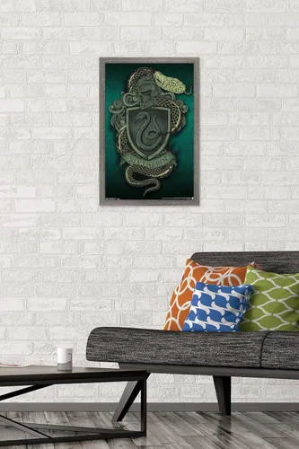Vista 2 de Trends International The Wizarding World: Harry Potter - Póster de pared con escudo de serpiente Slytherin, 14.725 x 22.375 pulgadas, versión