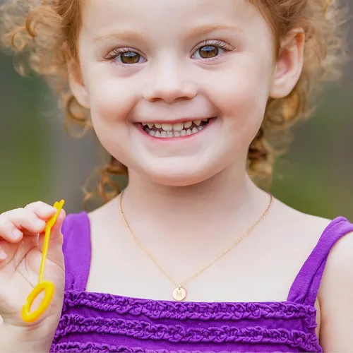 Vista 4 de Collar ajustable con medalla circular e inicial para mujeres y niñas, chapado en oro de 14 quilates, grabado a doble cara, con inicial personalizada