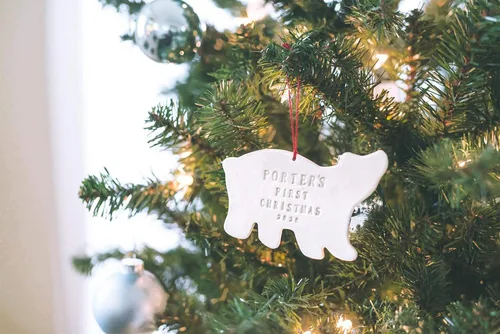 Vista 5 de Polar Bear - Adorno personalizado para la primera Navidad del bebé 2025 con nombre y año