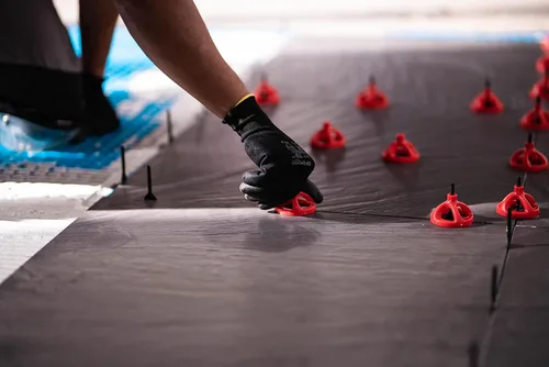 Vista 8 de Kit ciclónico: herramientas de azulejos y sistema de nivelación de azulejos con 300 clips de nivelación de azulejos 1/8 y 100 tapas reutilizables