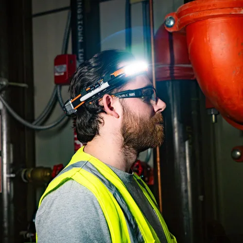 Vista 13 de Klein Tools 56308 Linterna frontal recargable con correa, 575 lúmenes, LED de haz ancho, modos de enfoque directo o todo encendido, para trabajo