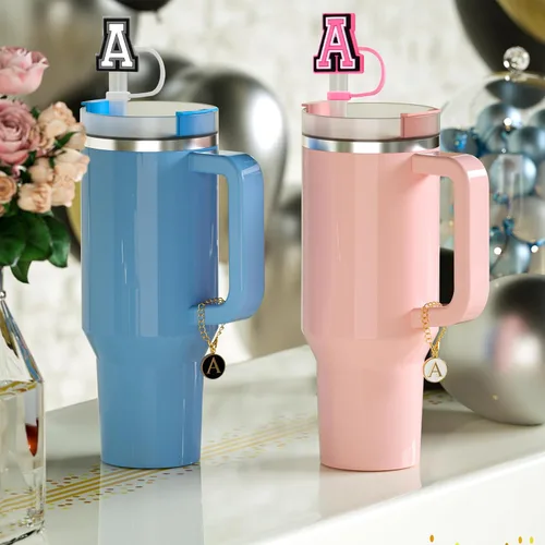 Vista 2 de Tapa de popote de 0.394 in para copa Stanley de 30 onzas, 40 onzas, con inicial, con 2 dijes de letras, accesorios para dije de identificación