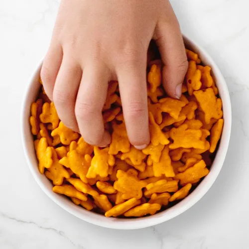 Vista 5 de Annie's Organic Cheddar Bunnies - Conejitos horneados de queso cheddar, Graham Snacks