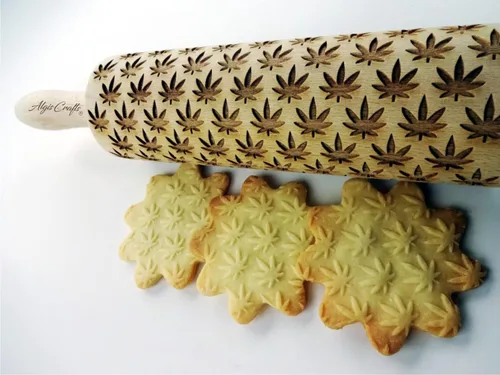 Vista 4 de CANNABIS ROLLING PIN PATRÓN CON HOJAS DE CANNABIS para COOKIES EMBOSSED