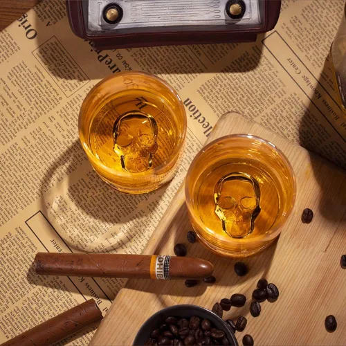 Vista 3 de Vasos de Whisky de Calavera de Cristal Soplados a Mano, Juego de 2 Vasos de Bourbon en Caja de Regalo - Vasos Old Fashioned de 10 Oz para Scotch