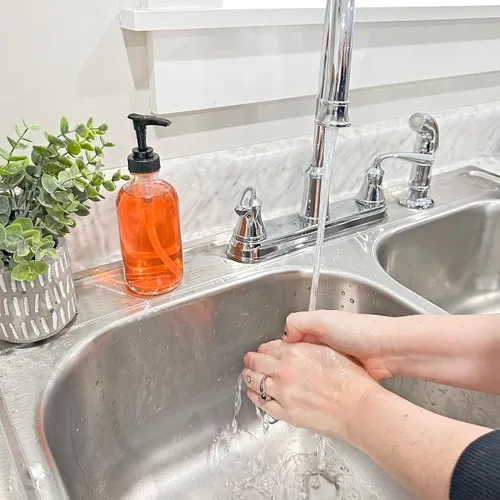 Vista 3 de Botellas surtidoras de vidrio transparente redondas, 8 onzas, ideales para aceites esenciales, lociones, jabón líquido y más (4 unidades)