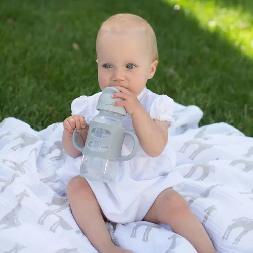 Vista 4 de Dr. Brown's Milestones Botella Sippy con Popote de Cuello Ancho con Asas 100% de Silicona y Popote con Peso, 9 oz/270 mL, Gris, 6m+