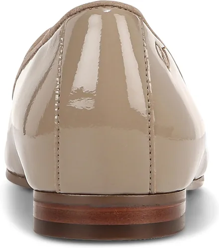 Vista 8 de Vionic Willa - Zapatos planos sin cordones para mujer, patente crinkle de color topo.