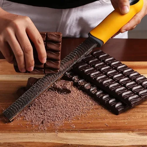 Vista 7 de Xiaochen Práctico rallador de queso, rallador de limón con cubierta protectora, cortador de rallador de cocina de acero inoxidable con mango Negro
